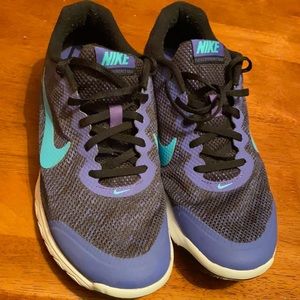 Woman’s NIKE flex experience RN4 sz 10